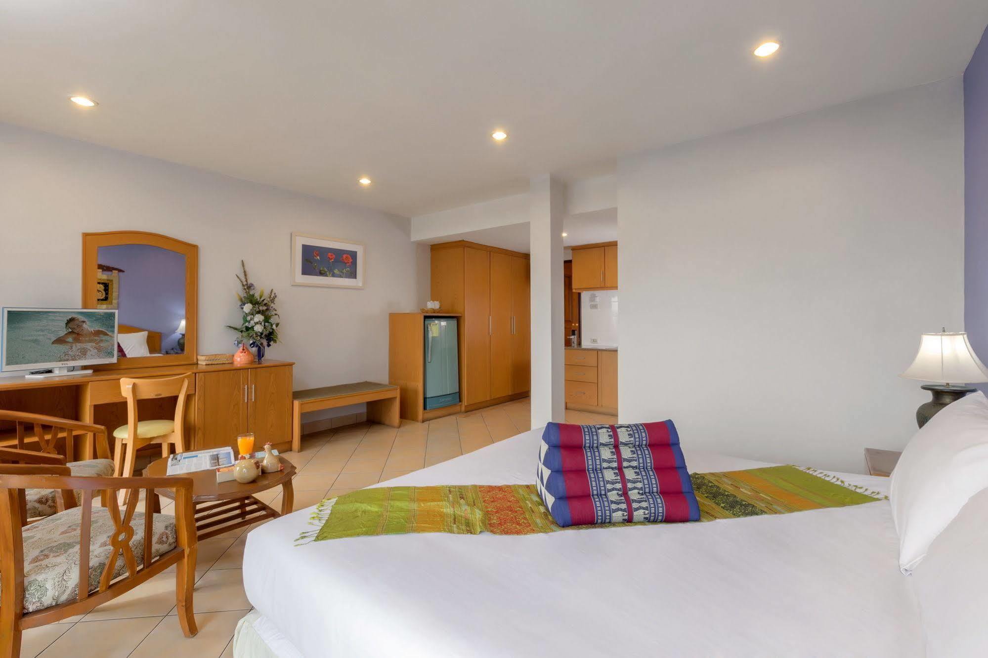 Seven Oaks Inn Haat Jomtien Eksteriør bilde
