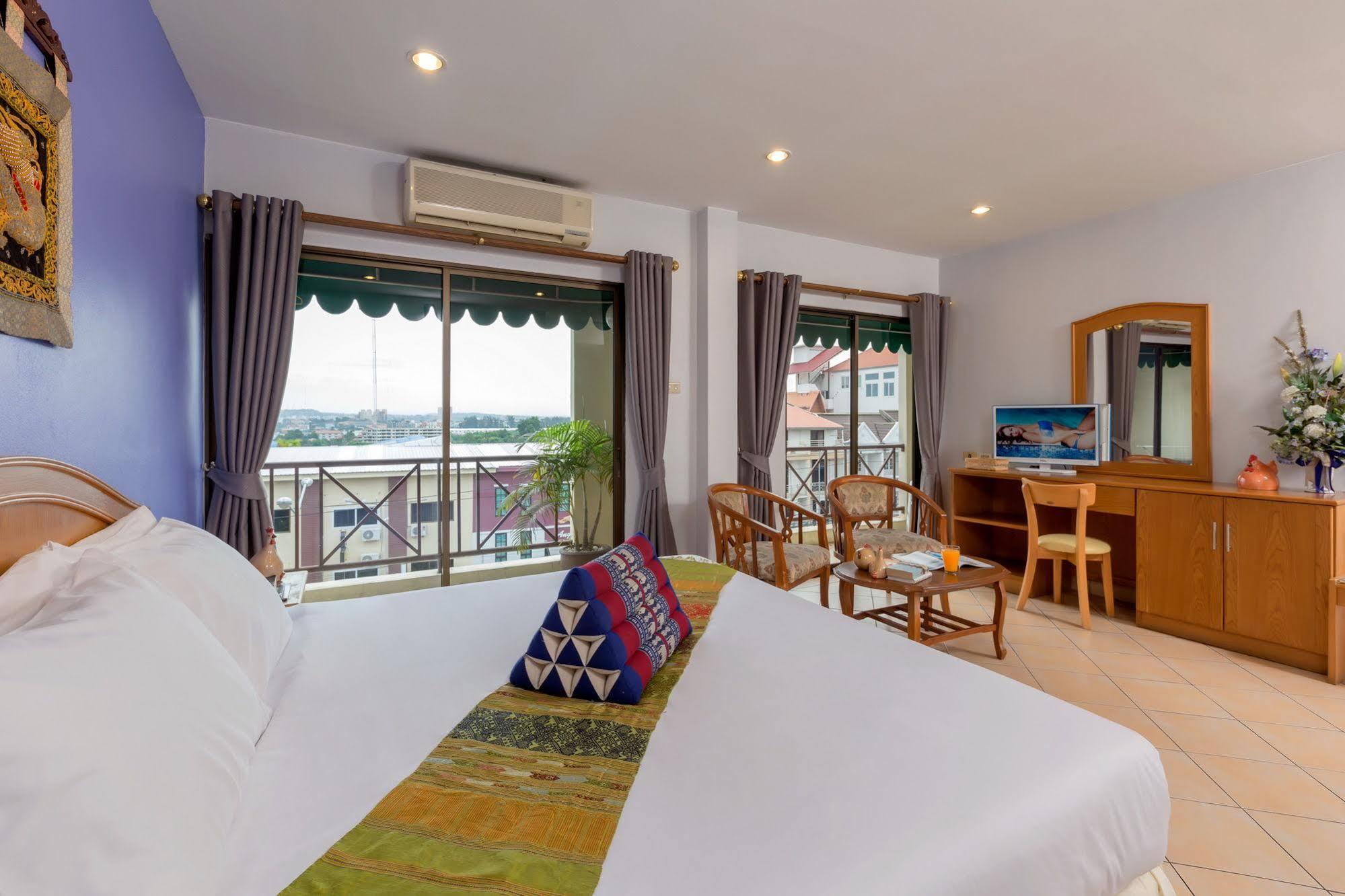 Seven Oaks Inn Haat Jomtien Eksteriør bilde