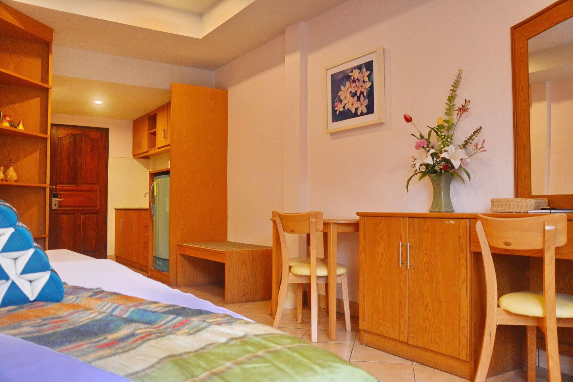 Seven Oaks Inn Haat Jomtien Eksteriør bilde