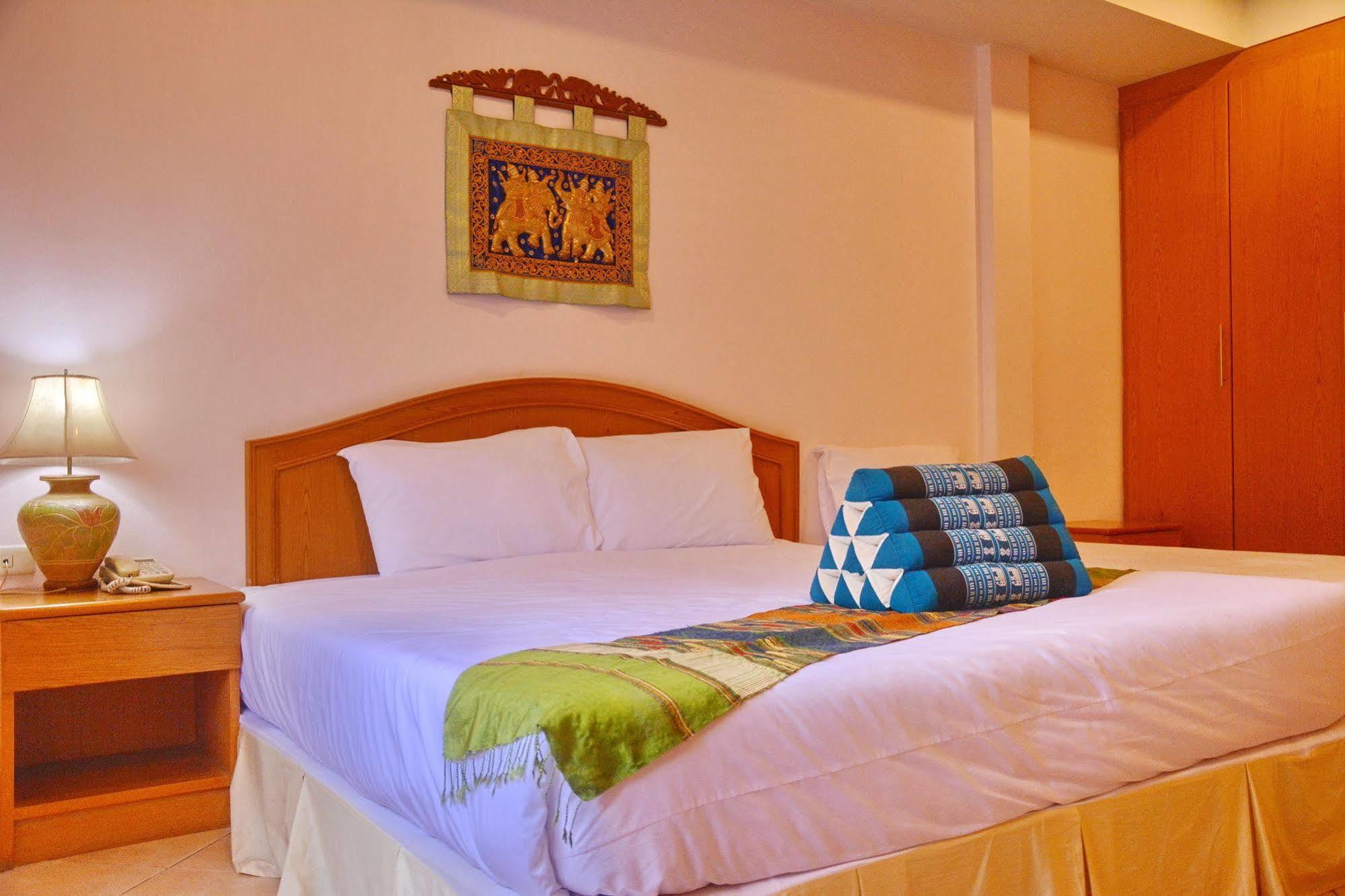 Seven Oaks Inn Haat Jomtien Eksteriør bilde