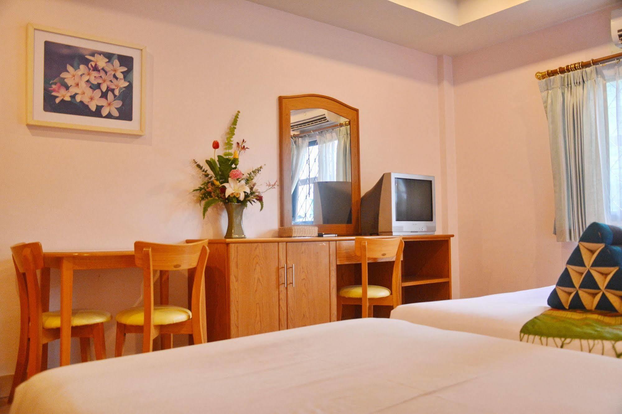 Seven Oaks Inn Haat Jomtien Eksteriør bilde