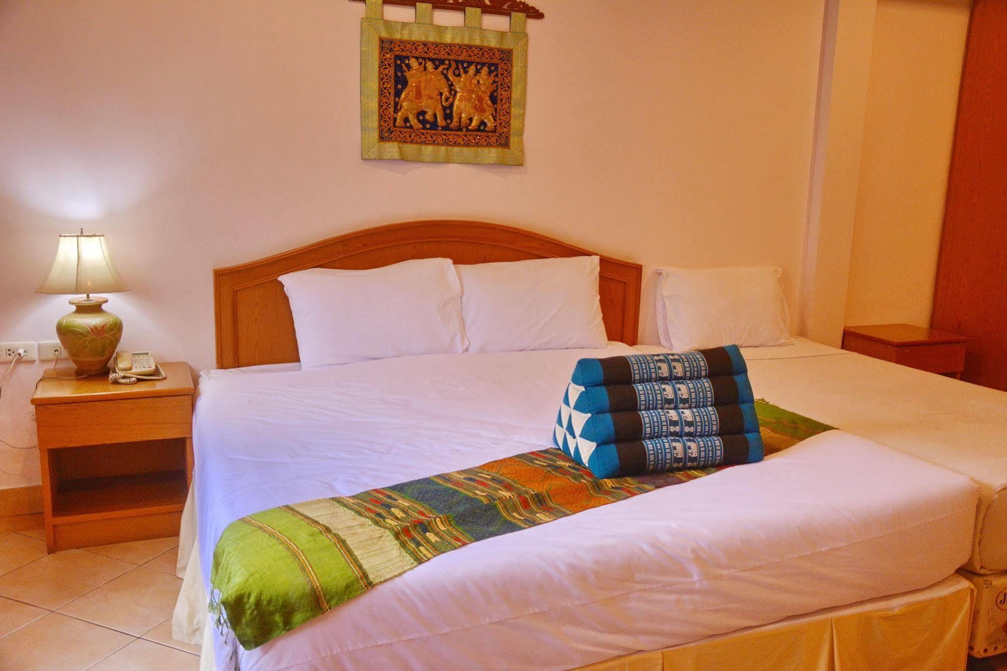 Seven Oaks Inn Haat Jomtien Eksteriør bilde
