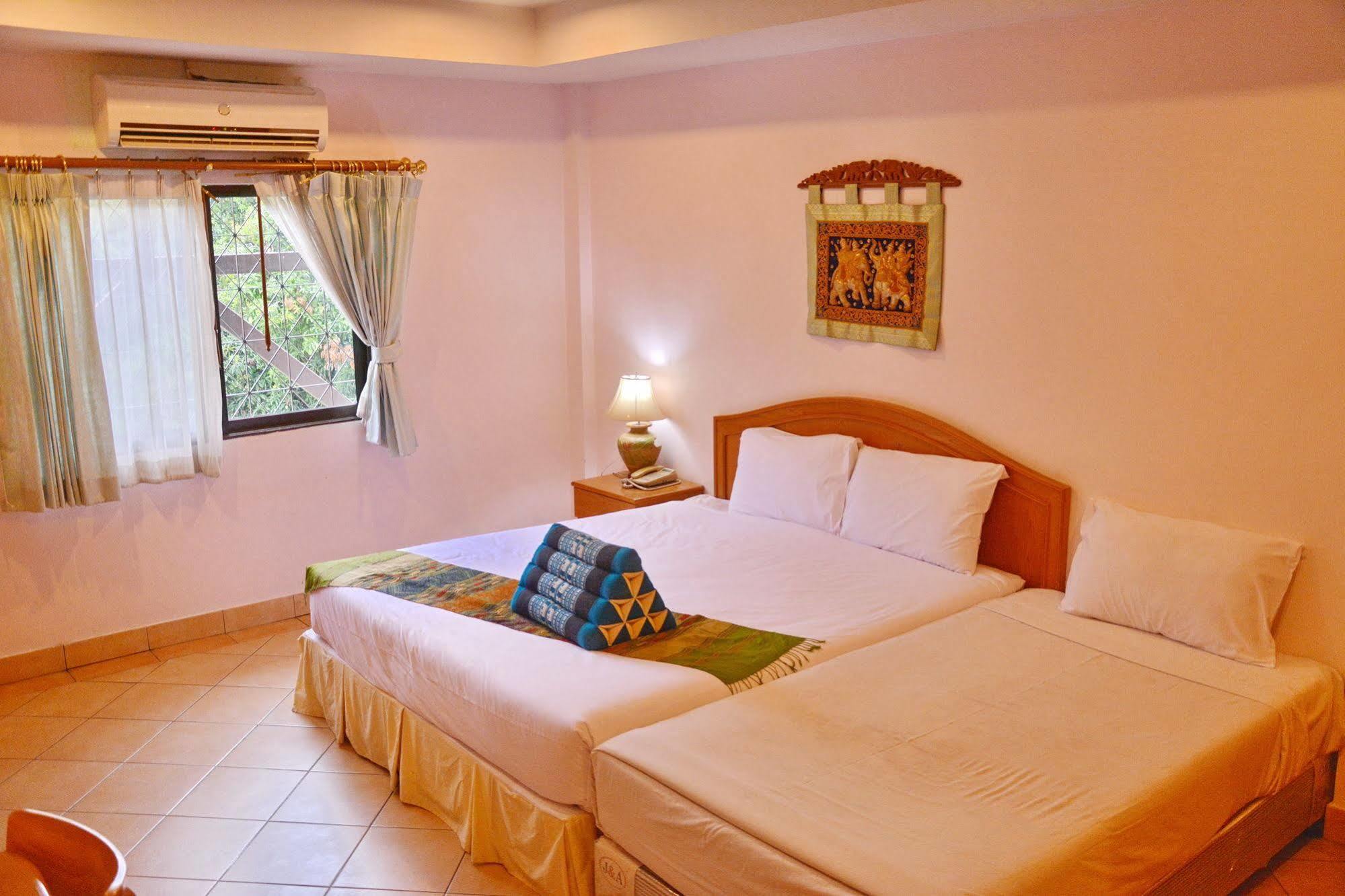 Seven Oaks Inn Haat Jomtien Eksteriør bilde