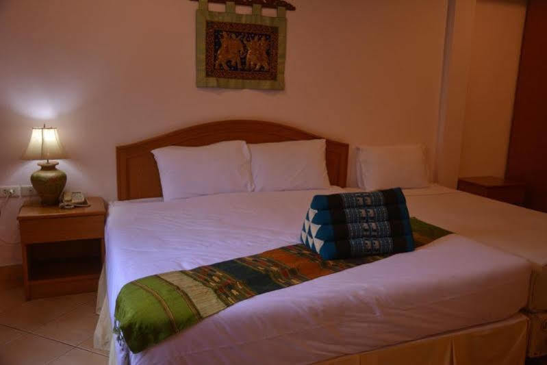 Seven Oaks Inn Haat Jomtien Eksteriør bilde